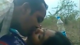 જંગલમાં ભારતીય ભાગીદાર સાથે આઉટડોર સેક્સ