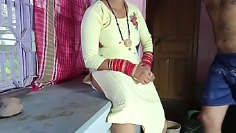 પરિપક્વ પુરુષ દ્વારા દેશી છોકરીને રસોડામાં હાર્ડ ફક કરવામાં આવે છે.
