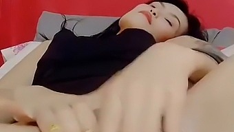 Thai Beauty Invites Foot Fetish Lovers To Explore Her Sensuality
