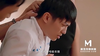 亚洲美女在高清视频中接受粗暴的口交
