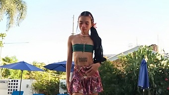 נסיכה קטנה נתקלת באיום מפלצתי בכל רגע