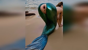 A Stranger Vigorously Penetrated A Mermaid On The Beach, Causing Her Delicate Anus To Gape Widely After A Rough Anal Encounter Outdoors.